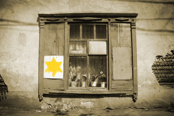Желтая звезда Давида на окне. Дискриминация евреев