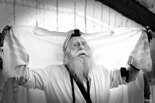 Религиозный еврей во время молитвы