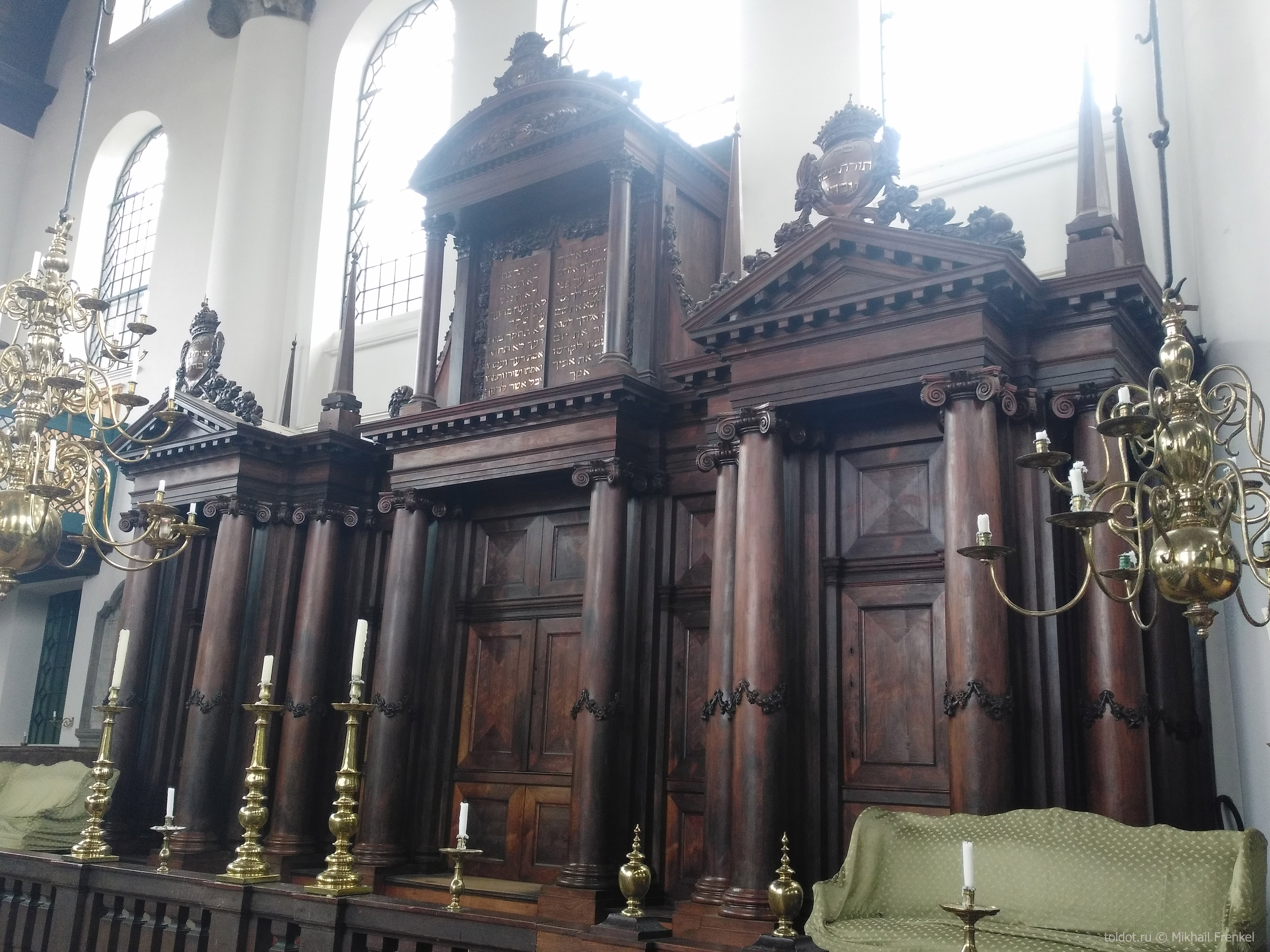 Арон аКодеш в Португальской синагоге Амстердама