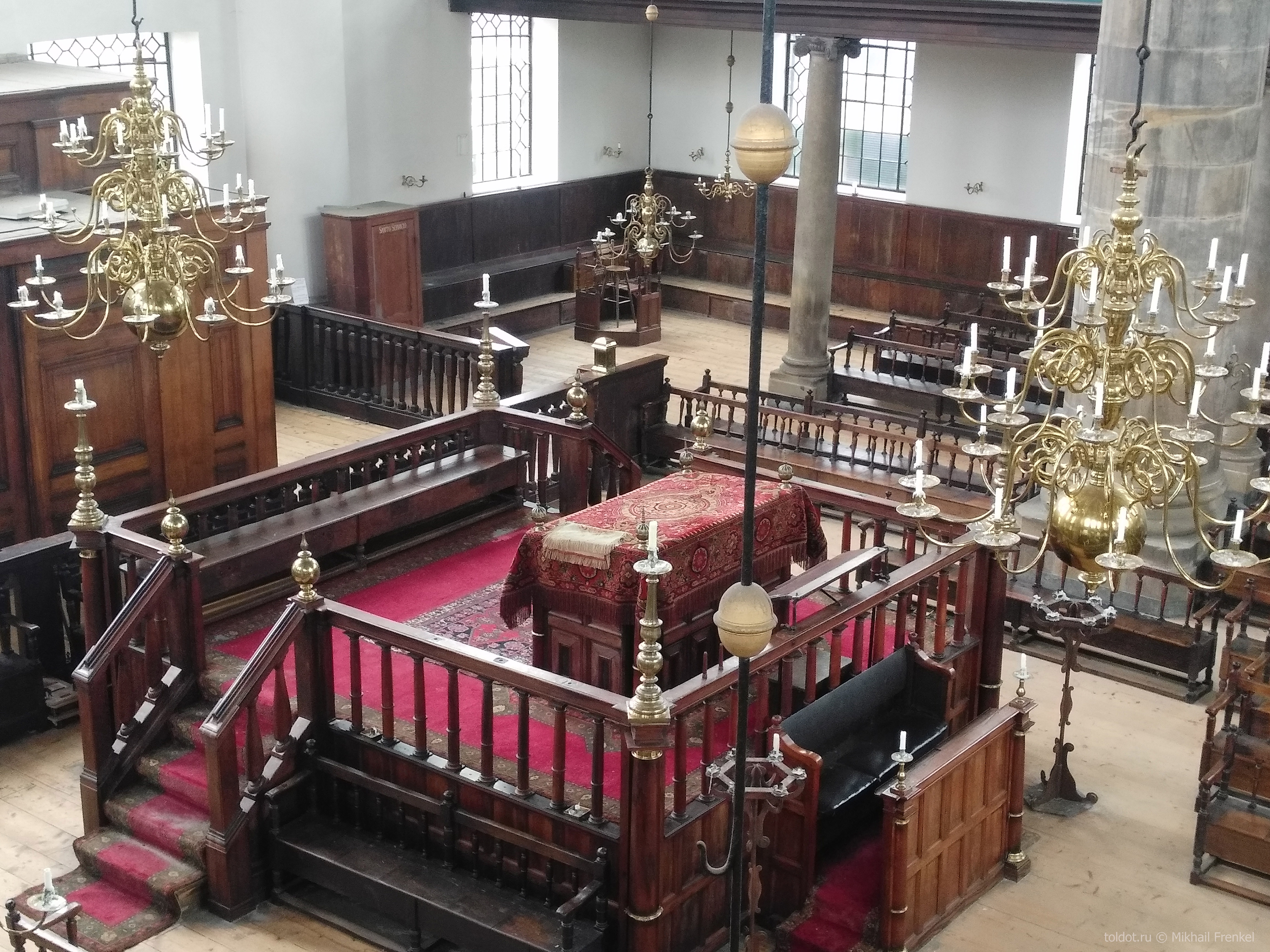 Интерьер Португальской синагоги в Амстердаме