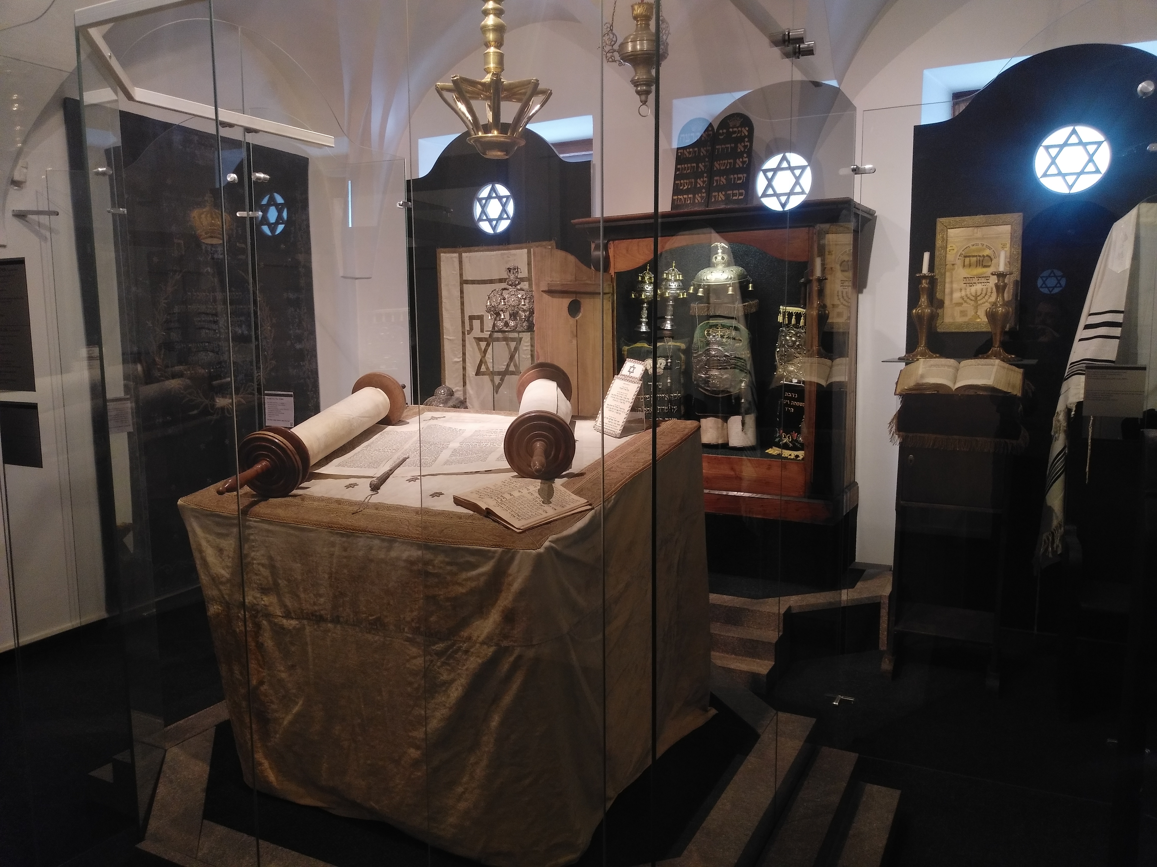 Экспозиция Еврейского музея, Братислава. Свиток Торы и Арон аКодеш