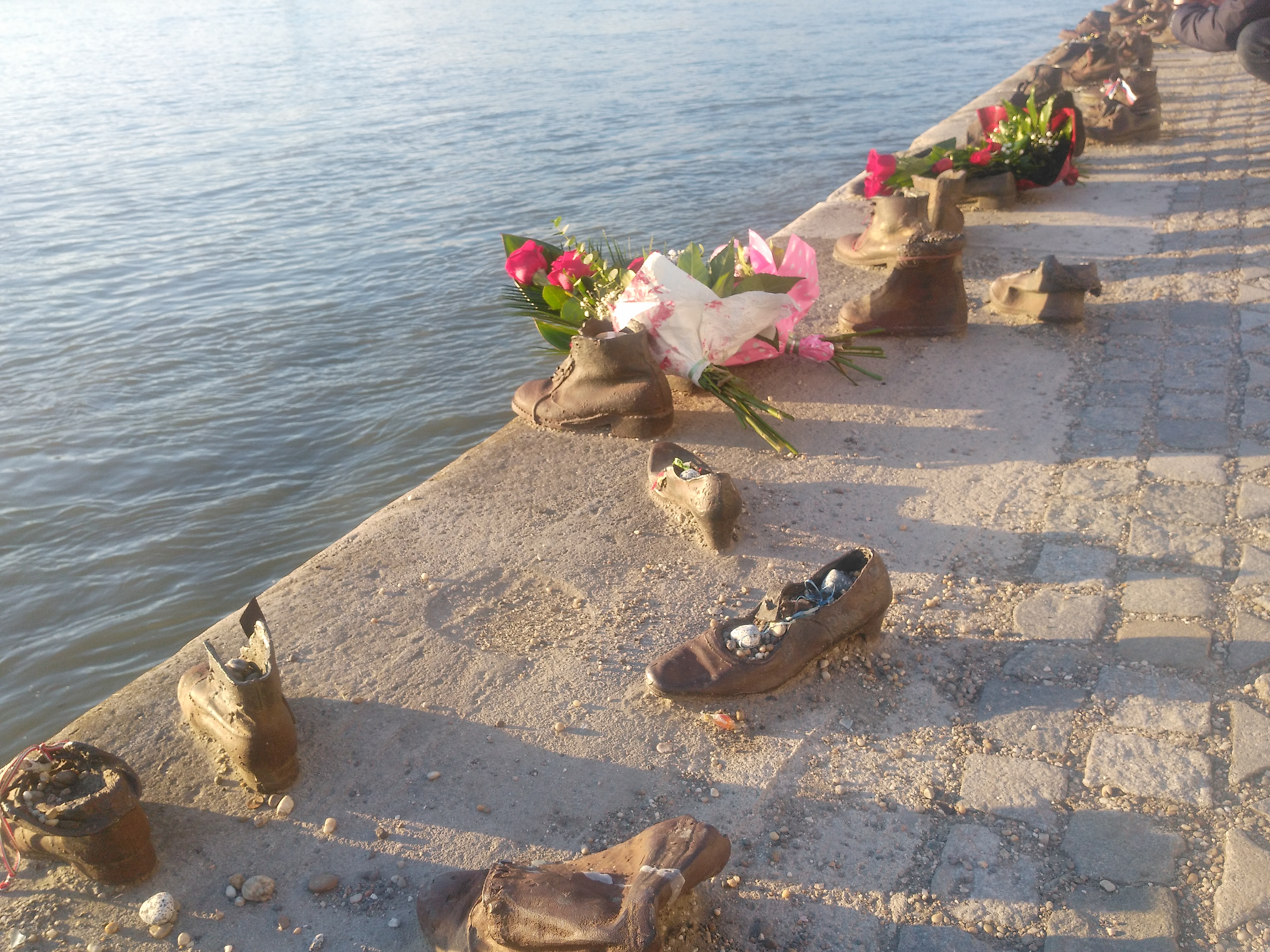Памятник в память жертв Холокоста — обувь евреев на берегу Дуная, Будапешт