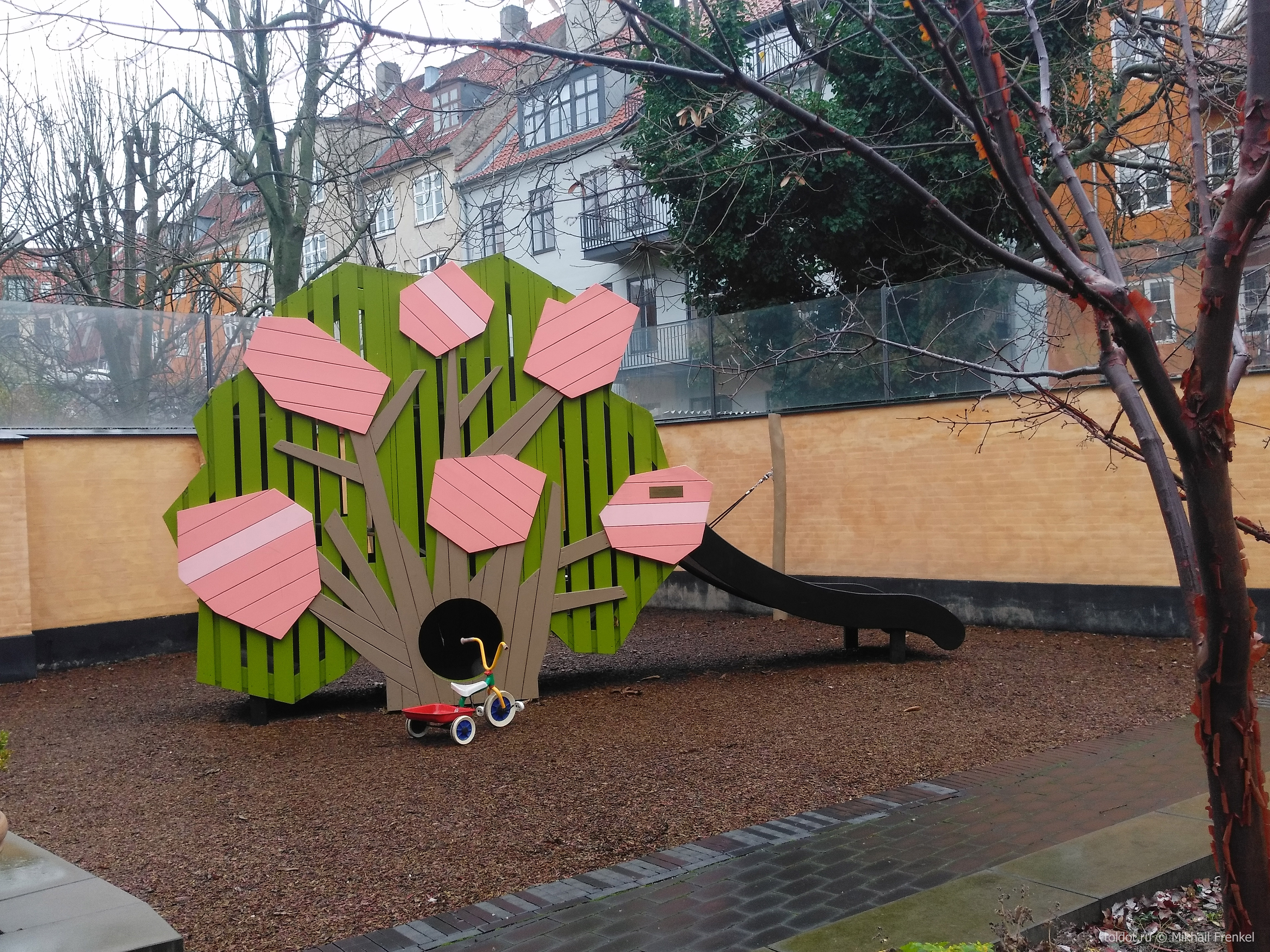 Детская площадка во дворе синагоги Копенгагена