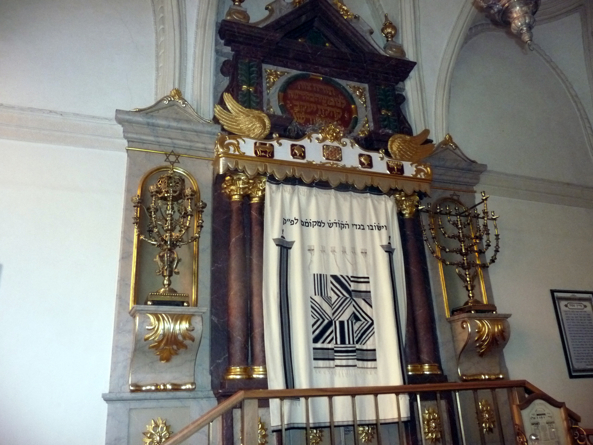 Высокая синагога, Прага. Арон аКодеш