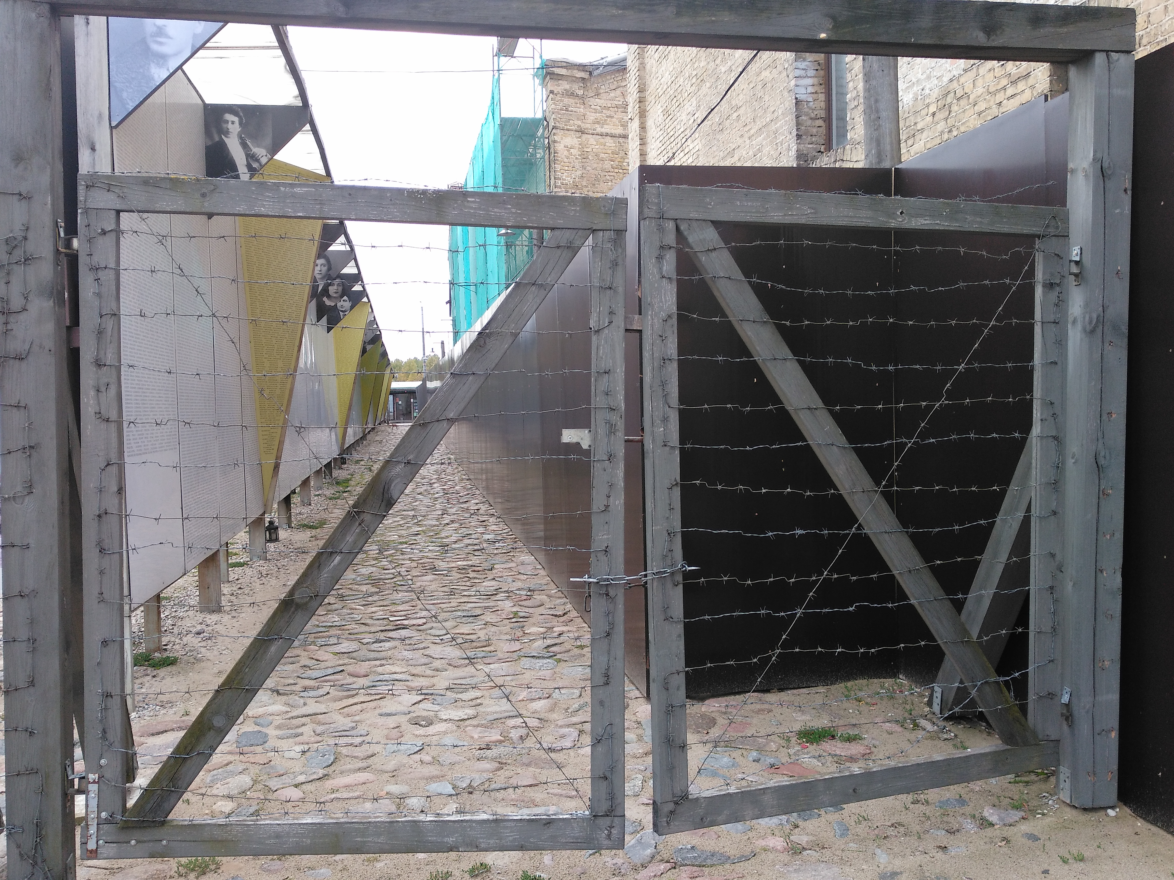 Памятная стена в виде улицы гетто, музей Рижского гетто