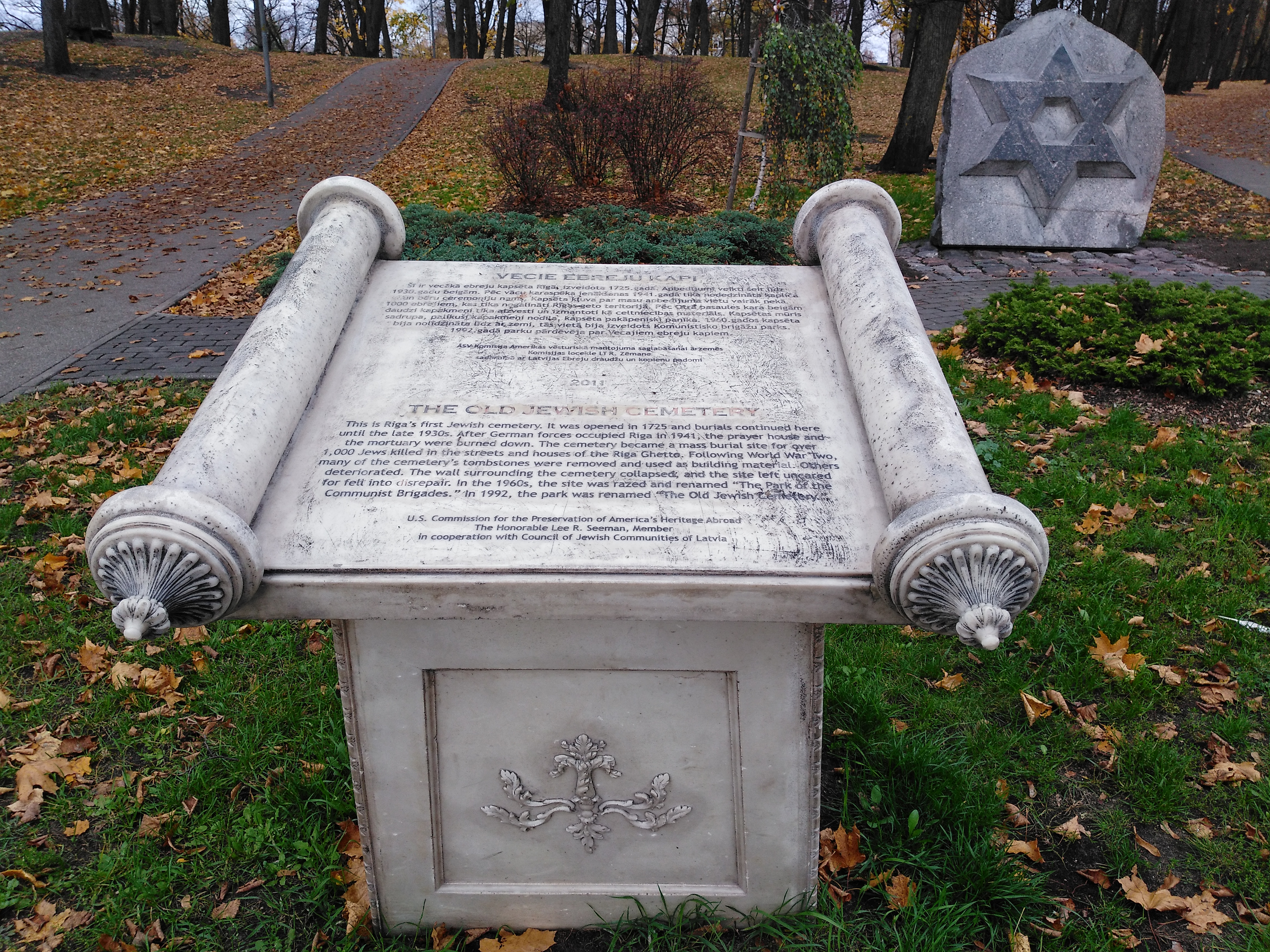 Мемориальный камень в виде свитка Торы, Старое еврейское кладбище Риги