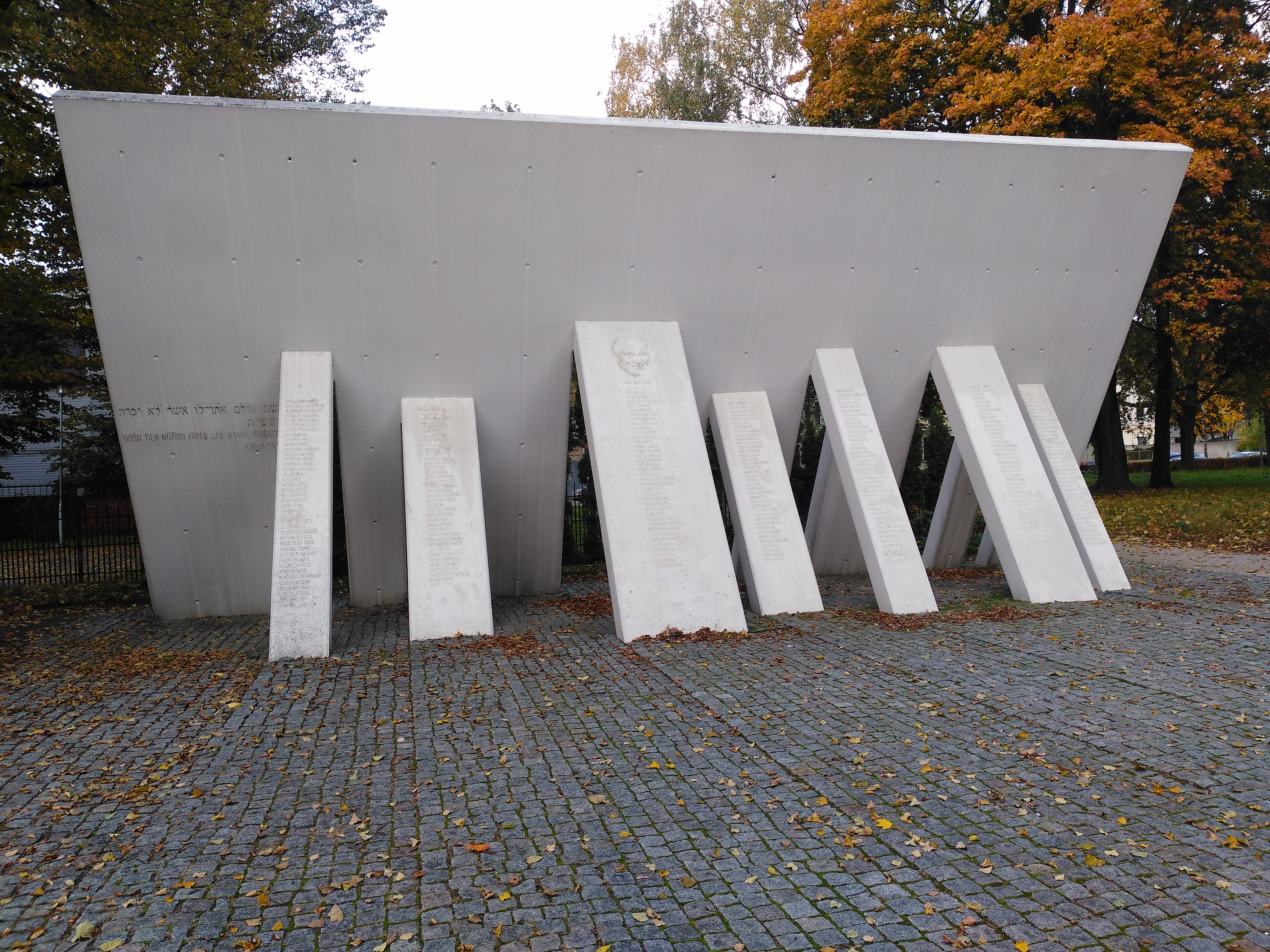 Памятник спасителям евреев, Рига