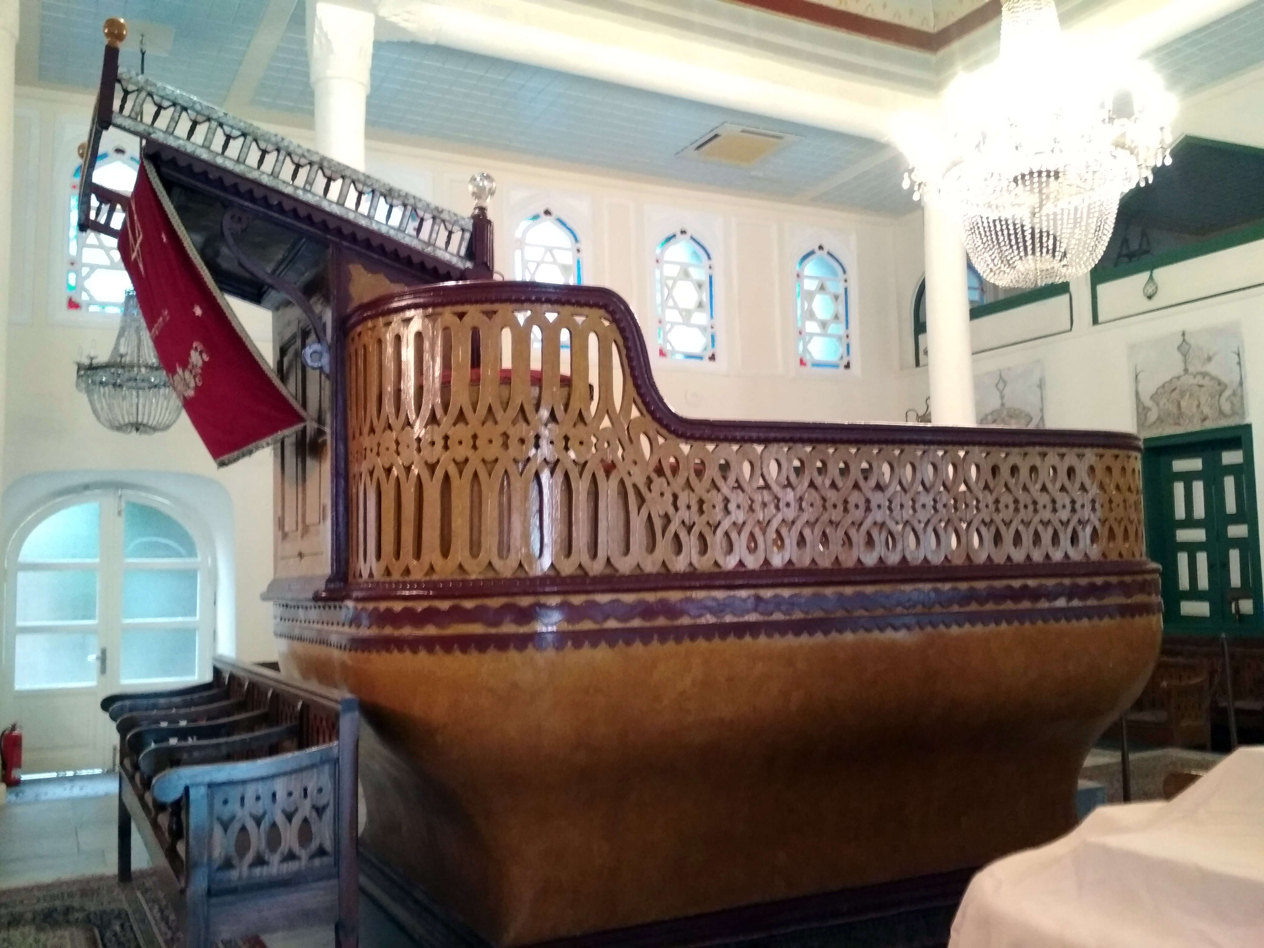 Бима в синагоге Ахрида в районе Балад