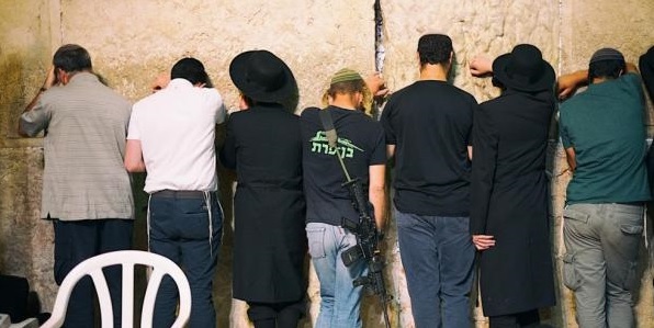 Евреи молятся у Стены Плача