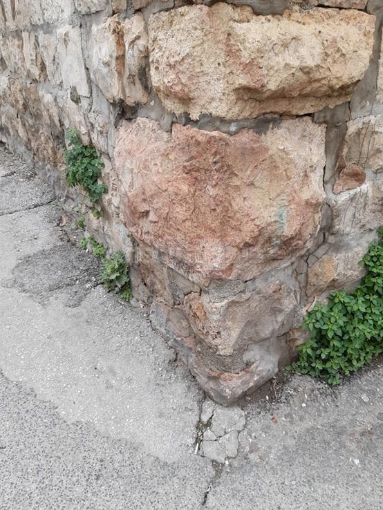 Камень из Храма в синагоге Мусайоф