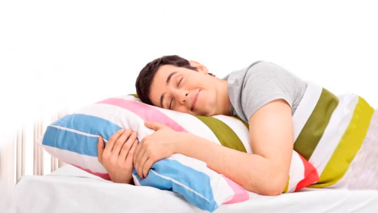 Приметы нельзя спать на двух подушках. Подушка сон. Человек подушка. Человек обнимает подушку.