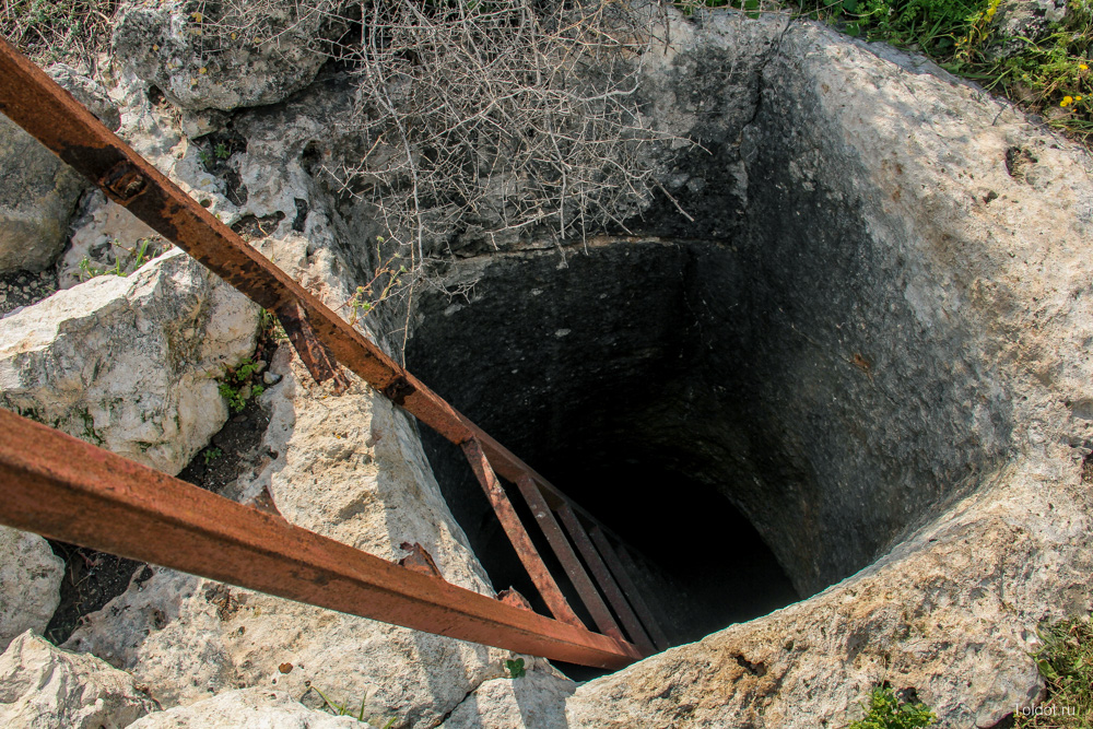 Рав Авраам Коэн  — Лестница ведущая в пещеру для воды