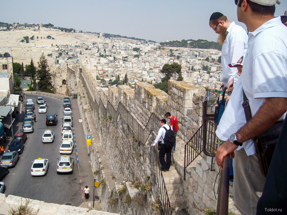   Толдот Йешурун  — На стенах старого Иерусалима с видом на Масличную гору