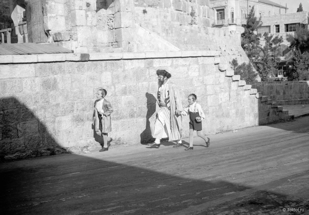   Неизвестный автор  — Религиозный еврей с детьми, Иерусалим