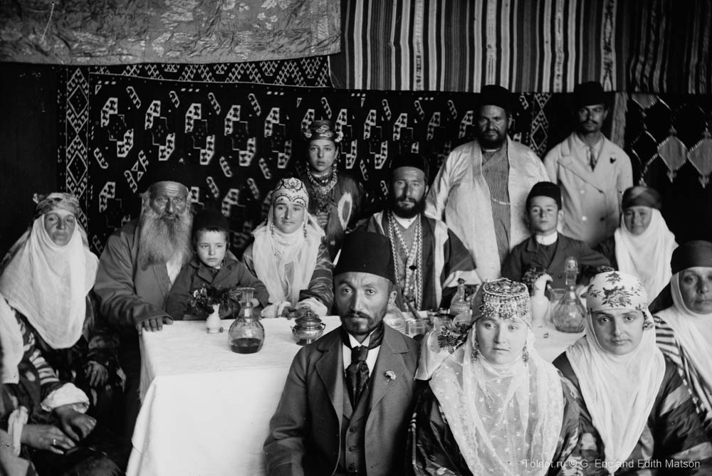   Неизвестный автор  — Бухарские евреи во время праздника Суккот