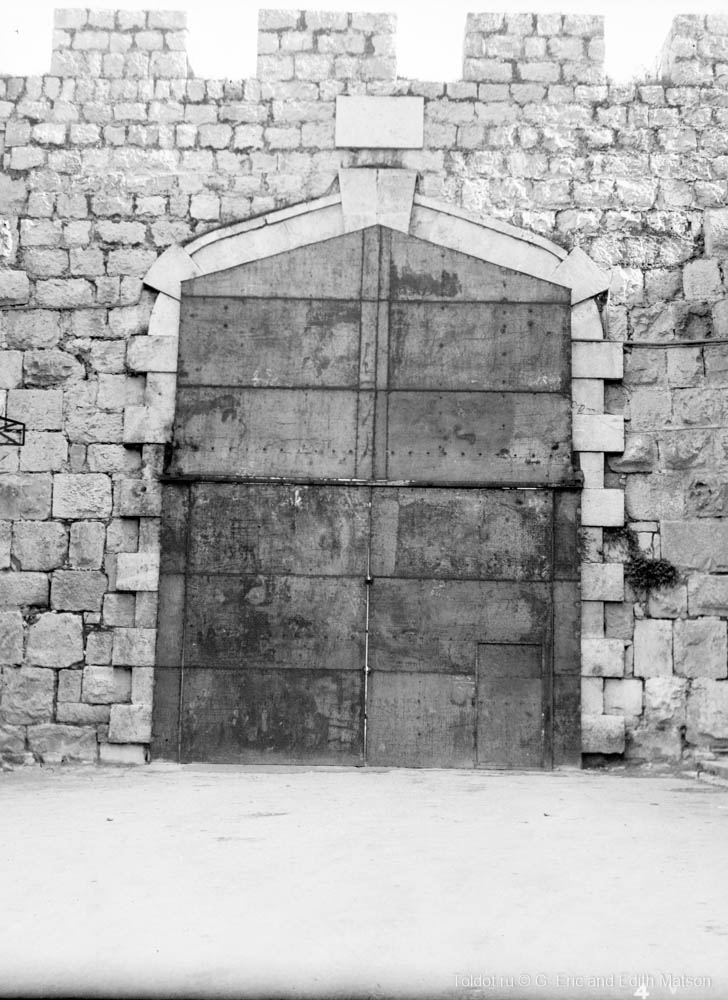   Неизвестный автор  — Закрытые «Новые ворота» в Старом городе