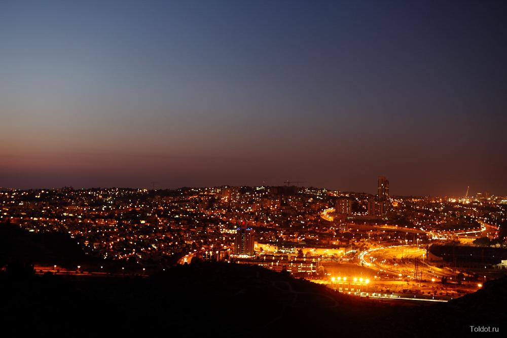  Зеев Баркан  — Вид на ночной Иерусалим из района Гило