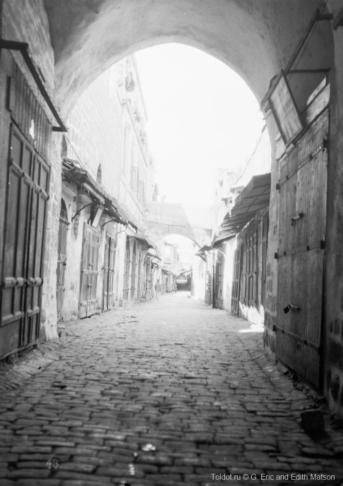   Неизвестный автор  — Безлюдная улица в Старом городе