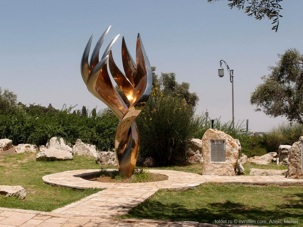  Алекс Меген  — Скульптура — семисвечник в Иерусалиме