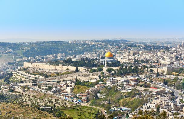 Иерусалим — один из нескольких городов, окруженных стеной со времен Иеошуа Бин Нуна. В них Пурим отмечают 15 Адара