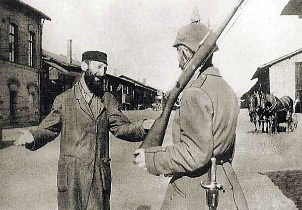   Неизвестный автор  — Хасид и военный. 1915 год