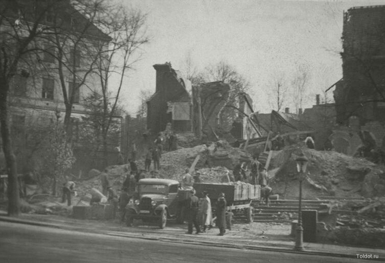   Неизвестный автор  — Рабочие на месте разрушенной синагоги города Кемниц