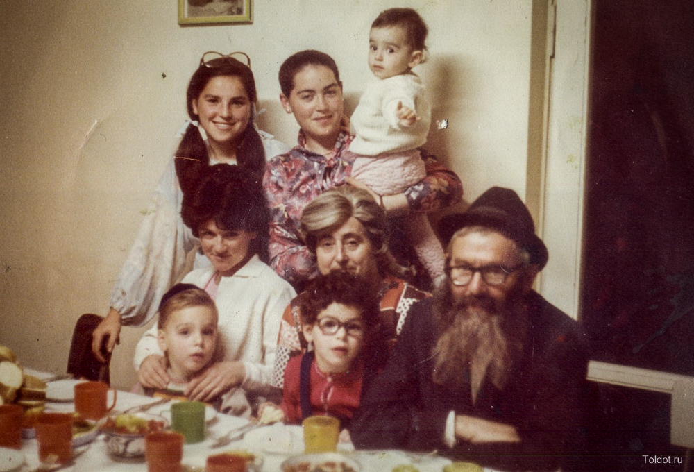   Неизвестный автор  — Рав Ицхак Зильбер с семьей
