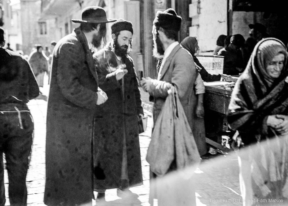   Неизвестный автор  — Группа евреев в квартале Меа Шеарим