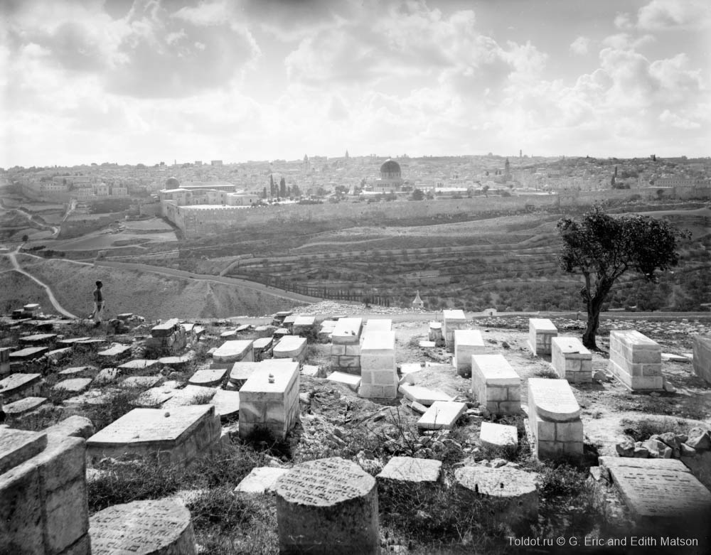   Неизвестный автор  — Еврейские могилы