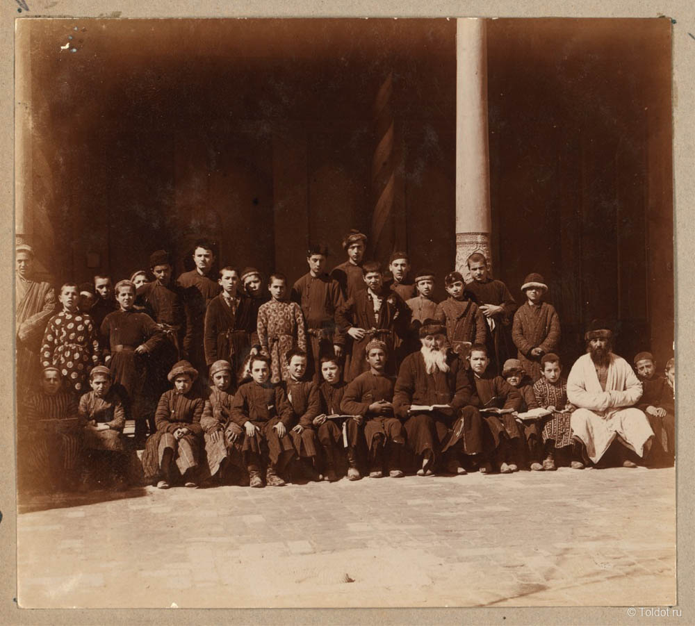   Неизвестный автор  — еврейская школа для мальчиков в Самарканде. Начало 20 века