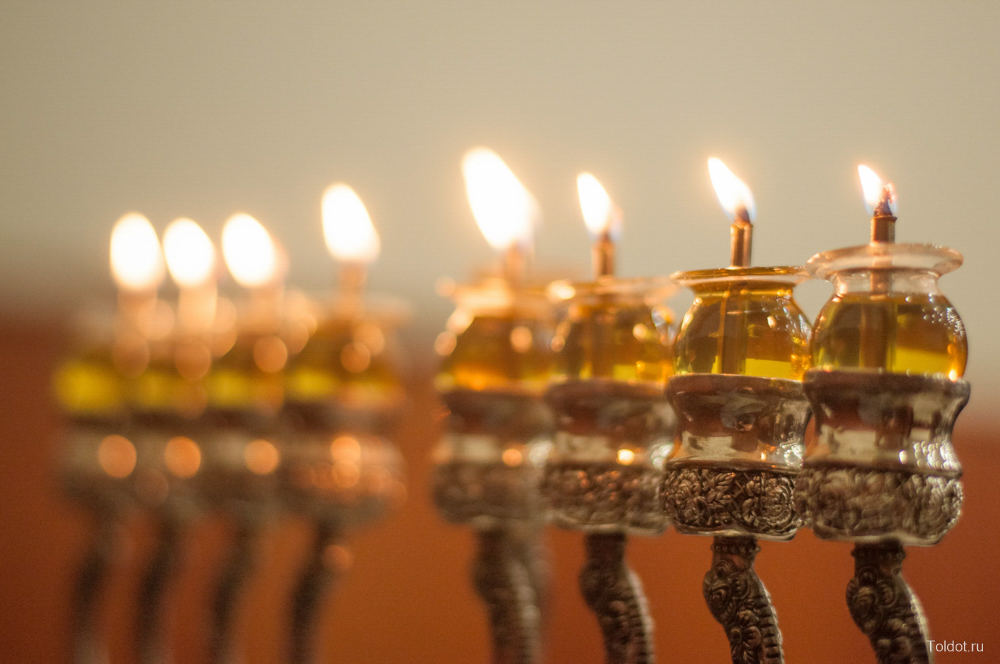 Ханукальный подсвечник — «Ханукия» — каждый день зажигают на одну свечу больше.