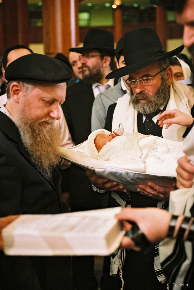 Обрезание, или Брит мила — одна из самых важных заповедей в иудаизме