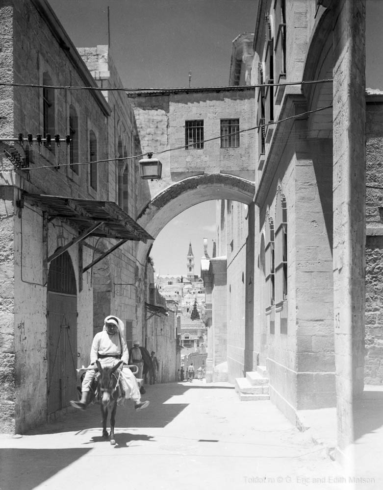   Неизвестный автор  — Улочка с аркой в Старом городе