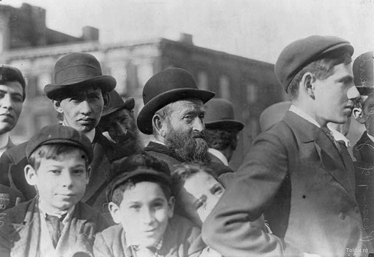   Неизвестный автор  — Религиозный еврей в шляпе и группа еврейских мальчиков