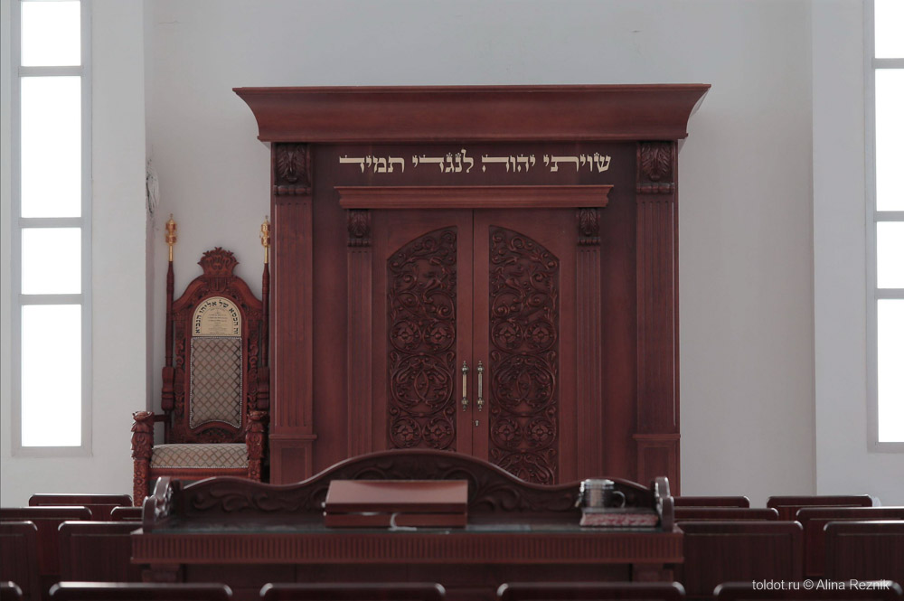  Алина Резник  — Арон а-кодеш в израильской синагоге
