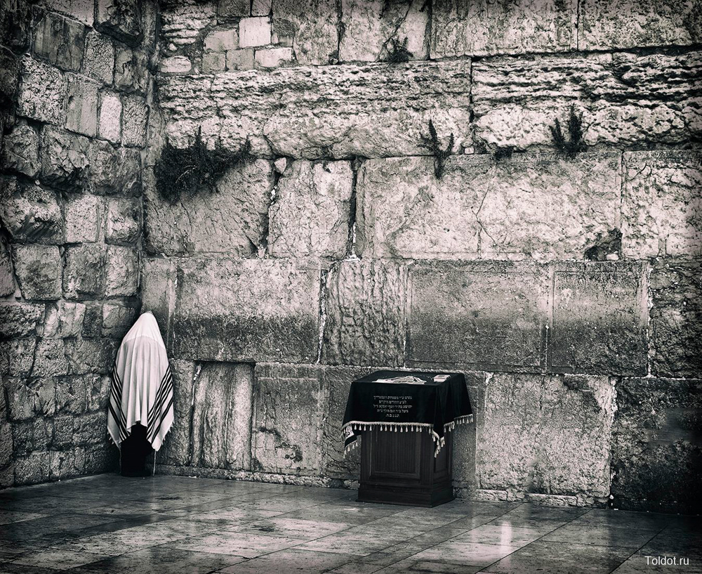 Самая горячая и чистая молитва изливается евреями у Стены Плача в Иерусалиме