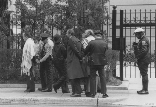  Неизвестный автор  — Арест евреев возле Советского посольства