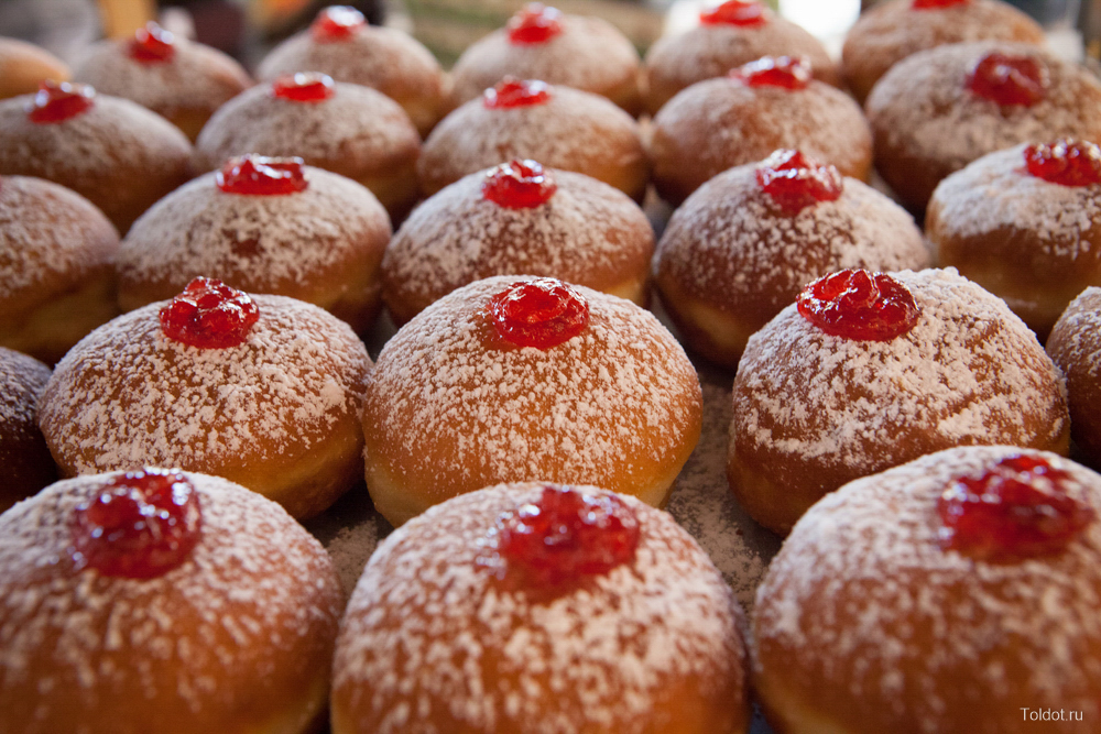 На Хануку принято жарить традиционные пончики — суфганиет