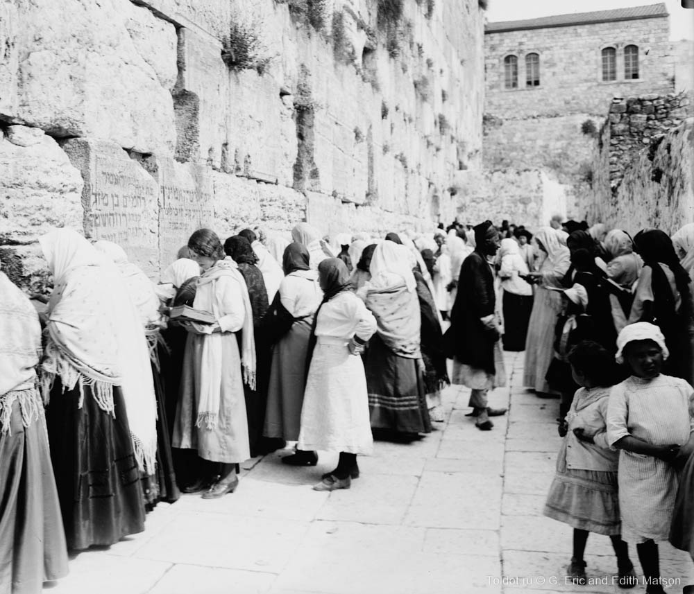   Неизвестный автор  — Еврейские женщины у Стены Плача