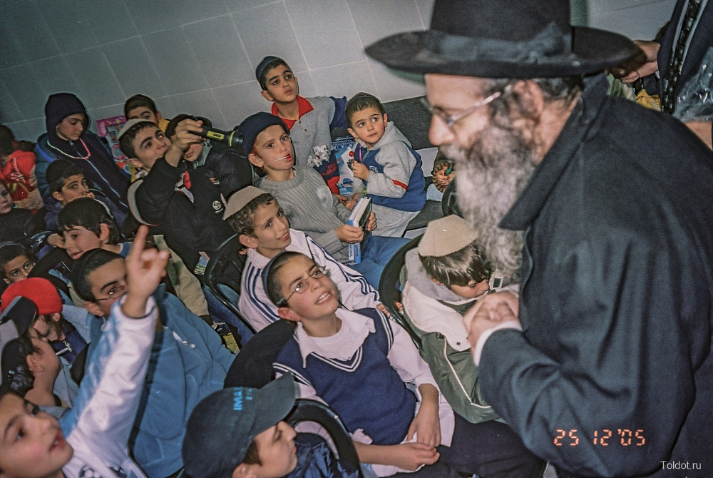  Йеуда-Лейб Аврех  — Рав Б. Зильбер с детьми общины Ор Овадья