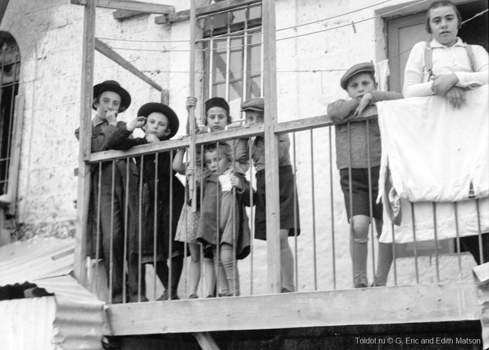   Неизвестный автор  — Еврейские дети на балконе