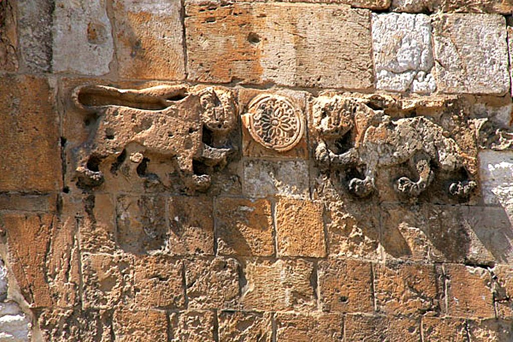 Древних стен песня. Львиные ворота Иерусалима львы. Иерусалим старый город львиные ворота. Древние стены. Античная стена.