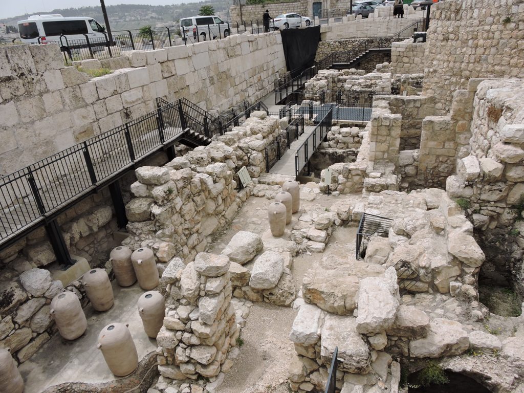 Раскопки ворот и здания складов в Офеле