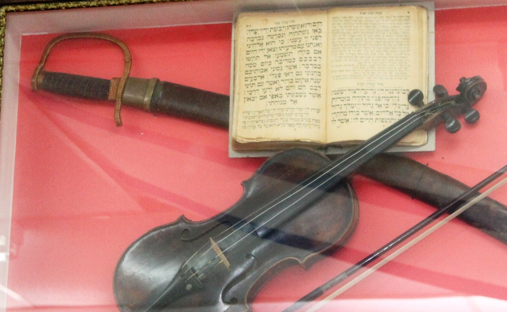 Символы музея — Тора, скрипка и меч