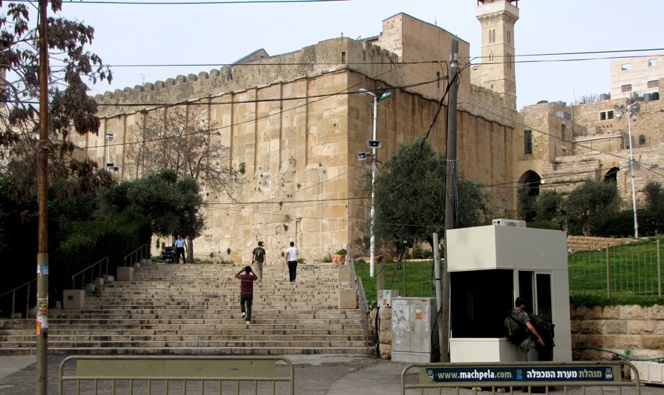 парадный вид на здание над двойной пещерой, называемой на иврите Меарат а-Махпела