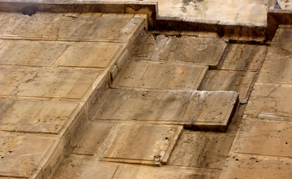 Плиты, из которых сложено здание над Пещерой, — точно такие же, как и плиты Западной Стены, с характерным кантиком по бокам.