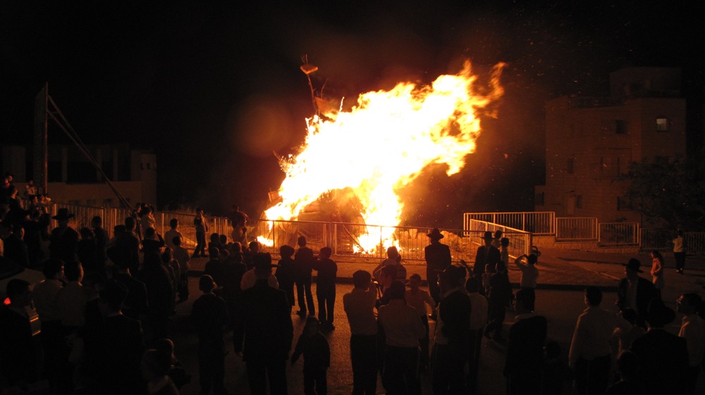 В Израиле на Лаг баОмер разжигаются гигантские костры, которые готовятся детьми еще с Песаха