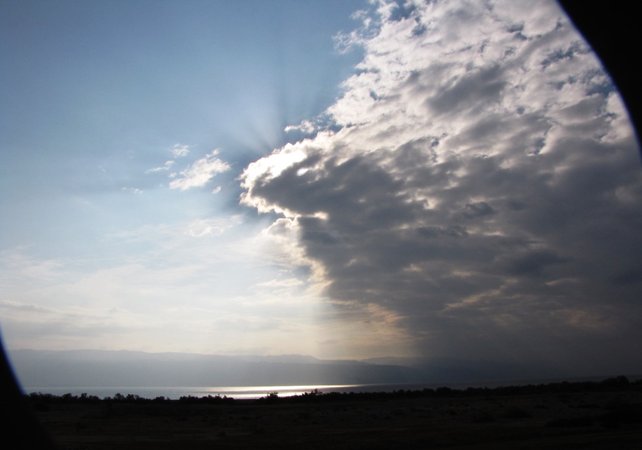 Из-за сильного перепада давления над Мертвым морем облака рассасываются и почти всегда светит солнце