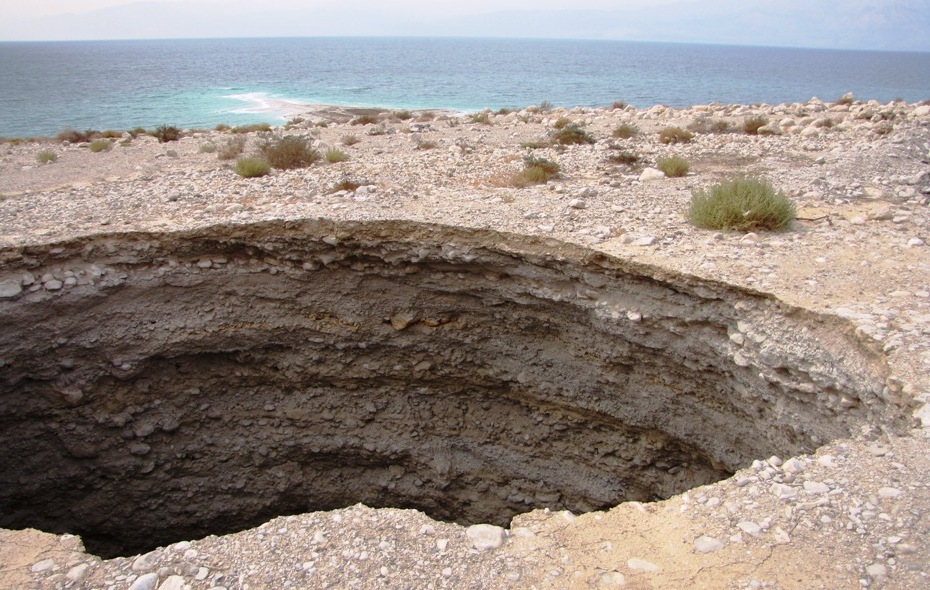 Яма на берегу Мертвого моря