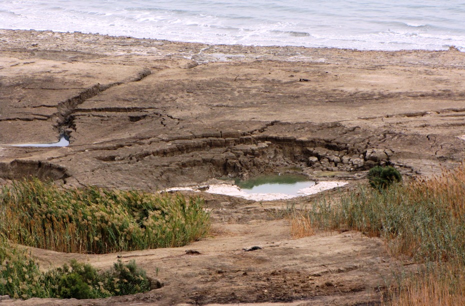 Грязевые провалы вдоль побережья Мертвого моря